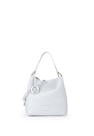 Borsa a mano in pelle intrecciata bianca con una singola tracolla e un charm rotondo con logo appeso sul lato.