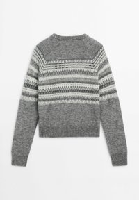 Pull en laine gris avec un motif jacquard à rayures horizontales blanc et gris foncé sur le haut du corps et les manches, avec des poignets et un ourlet côtelés.