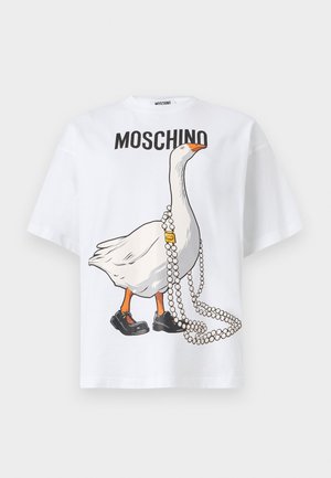 Balta medvilninė marškinėliai su spaudiniu – animacinę žąsį, vilkinčią juodus batus ir perlų vėrinį, virš kurio yra užrašas „MOSCHINO“.