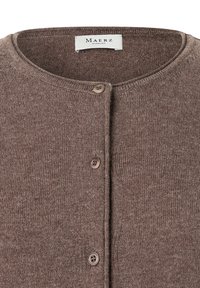 Hnědý pletený cardigan s kulatým výstřihem a třemi viditelnými knoflíky, ukazující štítek značky Maerz uvnitř límce.