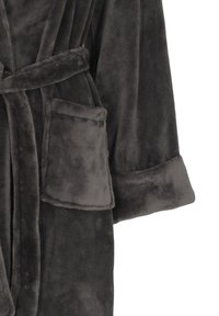 Grauens Fleece-Bademantel mit weicher Textur, ausgestattet mit einem Gürtel, umgeschlagenen Manschetten und einer vorderen Tasche. Das Material ist plüschig und glatt.