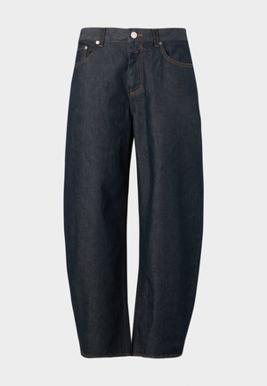 Σκούρο μπλε τζιν παντελόνια με φαρδύ κόψιμο, με κουμπί μπροστά, φερμουάρ και τσέπες, πάνω σε απλό φόντο.