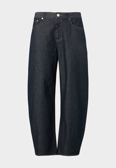 Σκούρο μπλε τζιν παντελόνια με φαρδύ κόψιμο, με κουμπί μπροστά, φερμουάρ και τσέπες, πάνω σε απλό φόντο.