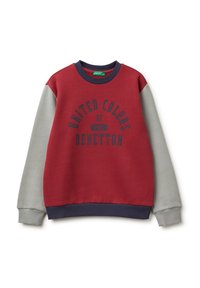 Sudadera roja y gris con cuello redondo, que presenta "UNITED COLORS OF BENETTON 1965" en texto azul oscuro a lo largo del pecho.