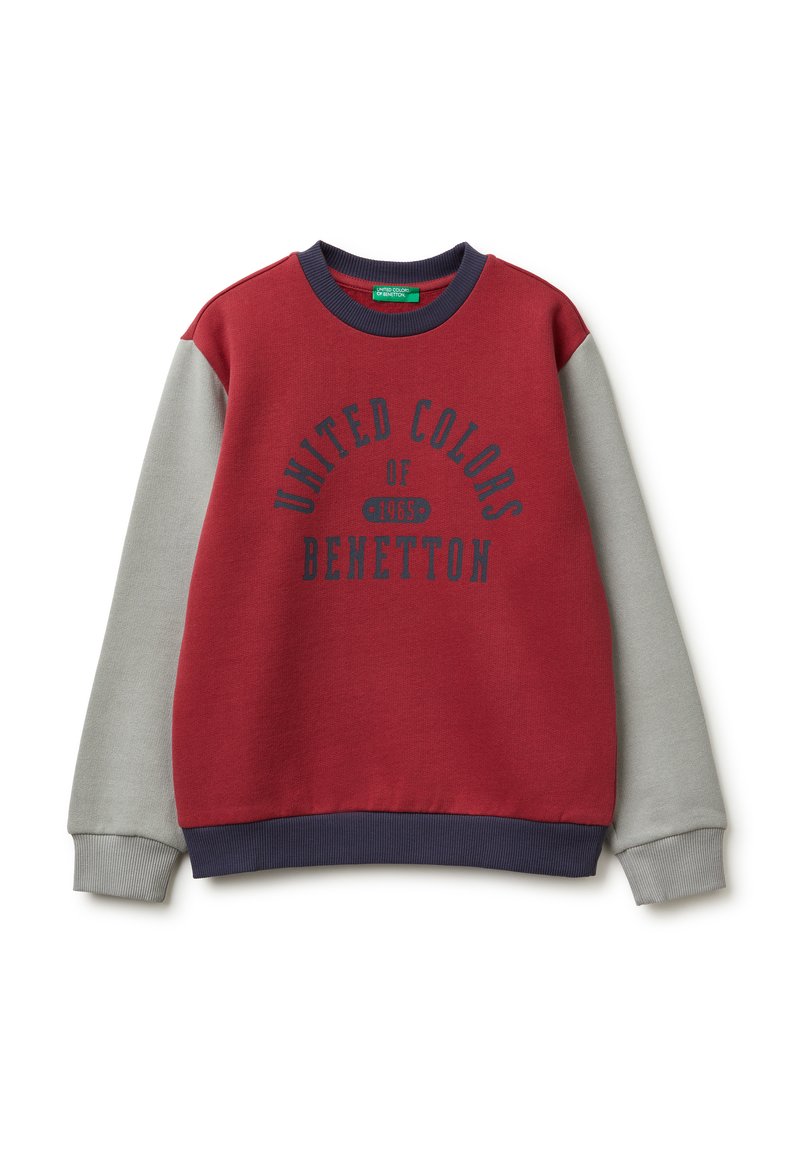 Sudadera roja y gris con cuello redondo, que presenta "UNITED COLORS OF BENETTON 1965" en texto azul oscuro a lo largo del pecho.