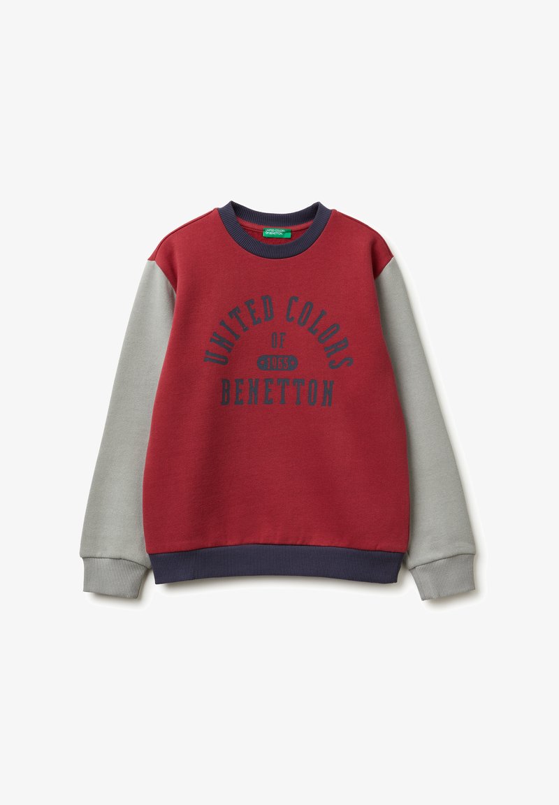 Sudadera roja y gris con cuello redondo, que presenta "UNITED COLORS OF BENETTON 1965" en texto azul oscuro a lo largo del pecho.