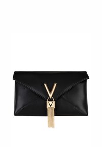 Schwarze Leder-Clutch mit Umschlag-Design, ausgestattet mit einem goldfarbenen, v-förmigen Metallverschluss und Kettendetail in Quastenform. Glatte Textur, Umschlagklappe.