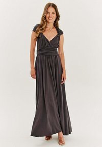 Maxi šaty v tmavošedej farbe s prekrytým dizajnom, výstrihom do V, krátkymi rukávmi a opaskom v páse. Dlhé až po zem s jemnou textúrou.