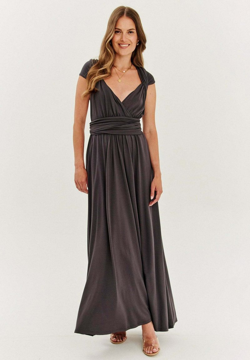 Maxi šaty v tmavošedej farbe s prekrytým dizajnom, výstrihom do V, krátkymi rukávmi a opaskom v páse. Dlhé až po zem s jemnou textúrou.