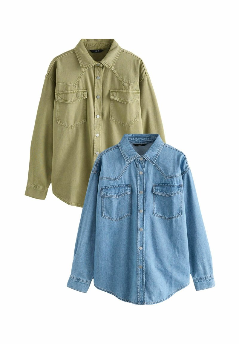 Twee langmouw knoopshirts samen gepresenteerd: één in olijfgroen en de ander in lichtblauwe denim, elk met een borstzak.