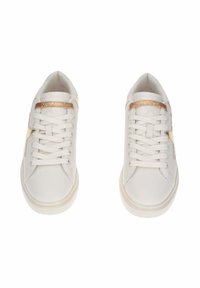 Sneaker bianche con tomaia in pelle liscia, dettagli dorati sui lati e sui lacci, e suola in gomma. Design classico con lacci.