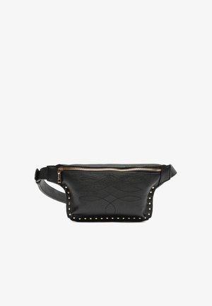 Bolsa de cintura de cuero negro con costuras elaboradas, cierre de cremallera dorado y pequeñas tachuelas doradas a lo largo de la parte inferior y los lados.