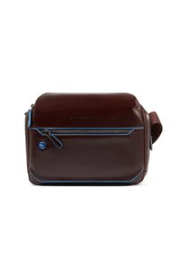Borsa tracolla in pelle marrone scuro con tasca frontale con cerniera, dettagli in rifinitura blu e tracolla in tessuto regolabile.