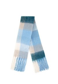 Miękki szal z frędzlami w dużych blokach kolorów: niebieskim, beżowym i zielononiebieskim, złożony na białym tle.