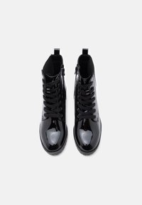 Bocanci din piele patinată neagră, cu vârf rotund, având o închidere cu șireturi și fermoare laterale, cu un finisaj neted și lucios.