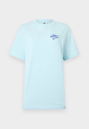 Ανοιχτό μπλε μπλουζάκι Nike με κοντά μανίκια, με μικρό κείμενο "Nike Summer" και λογότυπο σε μπλε στην αριστερή πλευρά του στήθους.