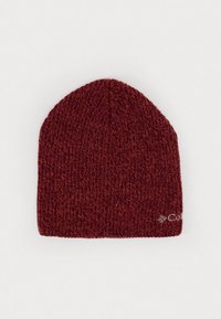 Pletená čiapka v tmavočervenej farbe, s textúrovaným vzorom a malým bielym logom v pravom dolnom rohu. Mäkko tkanina, zaoblený vrch.