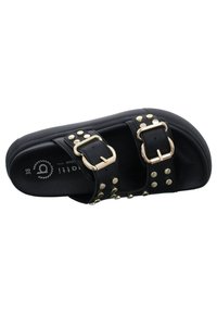 Sandale noire à bride plate avec deux sangles ajustables munies de boucles dorées et de détails cloutés, fabriquée en matériau lisse avec une semelle texturée.