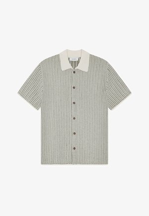 Kortærmet skjorte med en tekstureret strikket design i lysegrå og mørkegrøn, med en cremefarvet krave og brune knapper.