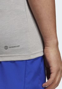adidas Performance TRAIN ESSENTIALS COMFORT - Sportfelső - medium grey heather   white   black