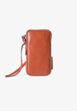 Leder-Crossbody-Bag in verbranntem Orange, rechteckige Form, Reißverschlussverschluss, verstellbarer Tragegurt, minimalistisches Design mit subtiler Textur.