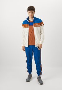 Sergio Tacchini DAMARINDO SET - Tepláková súprava - nautical blue/gardenia/mocha bisque