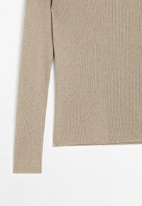 Beige geribbelde longsleeve top gemaakt van zacht breimateriaal. De stof heeft verticale strepen en een aansluitend ontwerp met een afgeronde zoom.