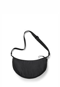 Borsa a tracolla nera in tessuto con forma a mezzaluna, tracolla regolabile e design minimalista e snello. Presenta una chiusura con zip superiore.