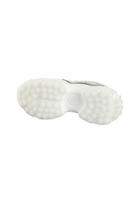 Fehér sneaker talp, textúrált felülettel, kör alakú gumitalpakkal és sima középső résszel a tapadás és a rugalmasság érdekében.