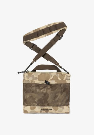 Kamuflażowa torba na ramię w odcieniach beżu i brązu z siateczkową przednią kieszenią, regulowanymi paskami i uchwytem u góry, umożliwiająca różne opcje noszenia.