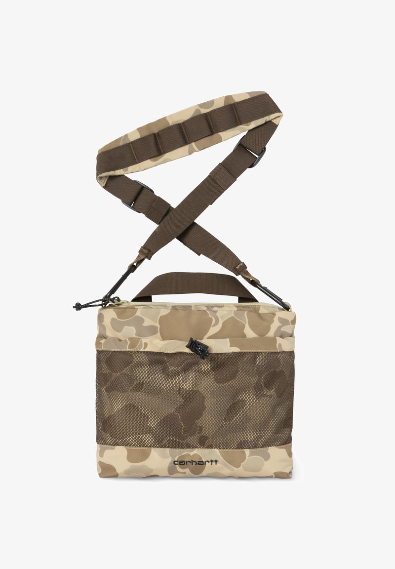 Kamuflażowa torba na ramię w odcieniach beżu i brązu z siateczkową przednią kieszenią, regulowanymi paskami i uchwytem u góry, umożliwiająca różne opcje noszenia.