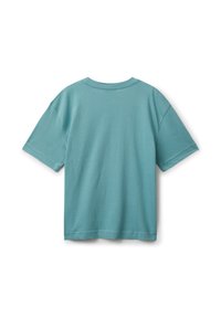 Jednoduché tealové tričko s krátkým rukávem a kulatým výstřihem, zobrazené zezadu na bílém pozadí.