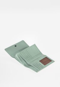 Mintgrünes Lederportemonnaie mit mehreren Kartenfächern, einem klaren Ausweisfenster und einem strukturierten braunen Akzent auf der Innenseite. Magnetischer Druckknopfverschluss.