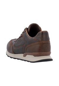 Sneaker in pelle marrone con pannelli laterali testurizzati, colletto imbottito e suola in gomma bianca e nera a contrasto. Design low-top, con lacci.