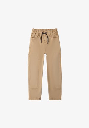Pantalones cargo beige con cintura elástica, cordón ajustable, bolsillos laterales y costuras decorativas en los bolsillos de parche.