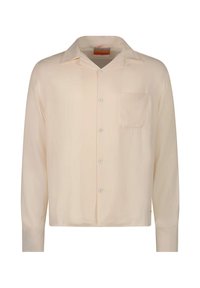 Chemise longue à manches beige clair avec un col pointu, une fermeture à boutons sur le devant, une texture douce, une poche poitrine simple et un ourlet droit.