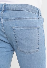 Topman Shorts vaqueros - bordeaux
