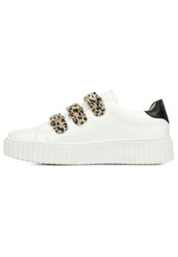 Baskets blanches avec semelle texturée, dotées de trois bandes auto-agrippantes en imprimé léopard et d'un accent noir au niveau du talon. Matière en cuir lisse.