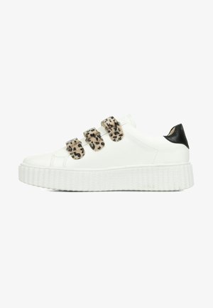 Baskets blanches avec semelle texturée, dotées de trois bandes auto-agrippantes en imprimé léopard et d'un accent noir au niveau du talon. Matière en cuir lisse.