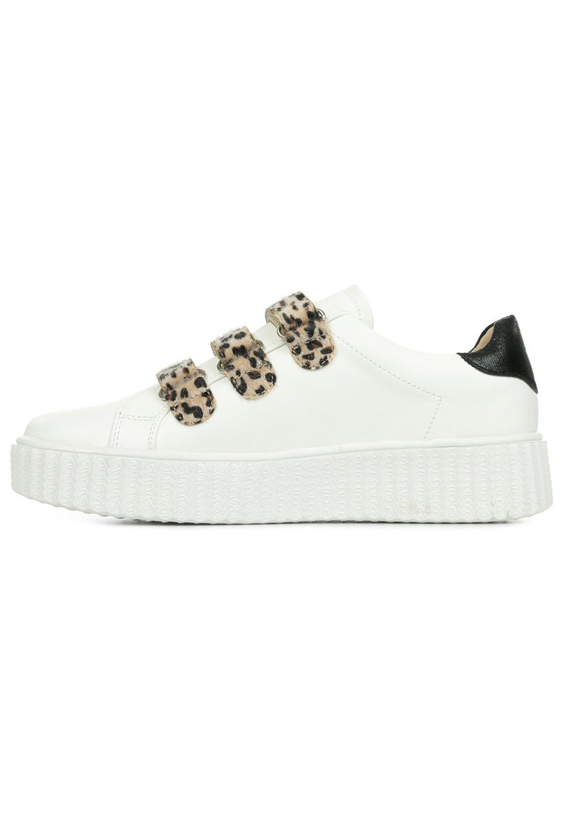Baskets blanches avec semelle texturée, dotées de trois bandes auto-agrippantes en imprimé léopard et d'un accent noir au niveau du talon. Matière en cuir lisse.