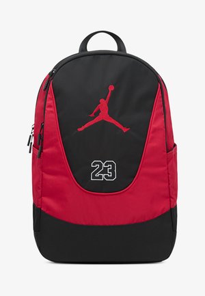 Rucsac roșu și negru cu un finisaj din material neted, având un logo mare Jumpman, numărul „23” în alb și mai multe buzunare cu fermoar.