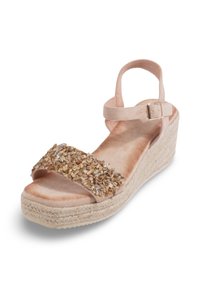 Sandale compensée en beige doux, ornée de perles décoratives sur la lanière, avec un talon espadrille texturé et une lanière de cheville ajustable.