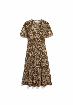 Robe midi à manches courtes imprimée zèbre marron et beige, avec col rond et taille cintrée, posée à plat sur un fond blanc.