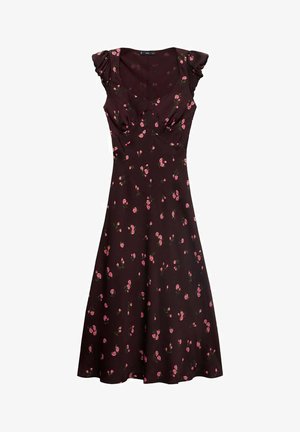 Tmavě hnědé šaty s krátkými volánkovými rukávy, květinovým vzorem s malými růžovými růžemi, vypasovaným živůtkem, splývavou sukní a kulatým výstřihem.