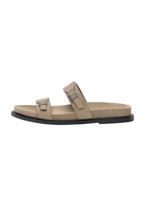 Beige Wildledersandalen mit zwei verstellbaren Riemen, silbernen rechteckigen Schnallen, flacher schwarzer Gummisohle und glatter Textur.