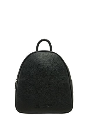 Zaino in pelle nera con forma arrotondata, superficie testurizzata, manico superiore e un accento di branding sulla parte anteriore. Chiusura a zip.