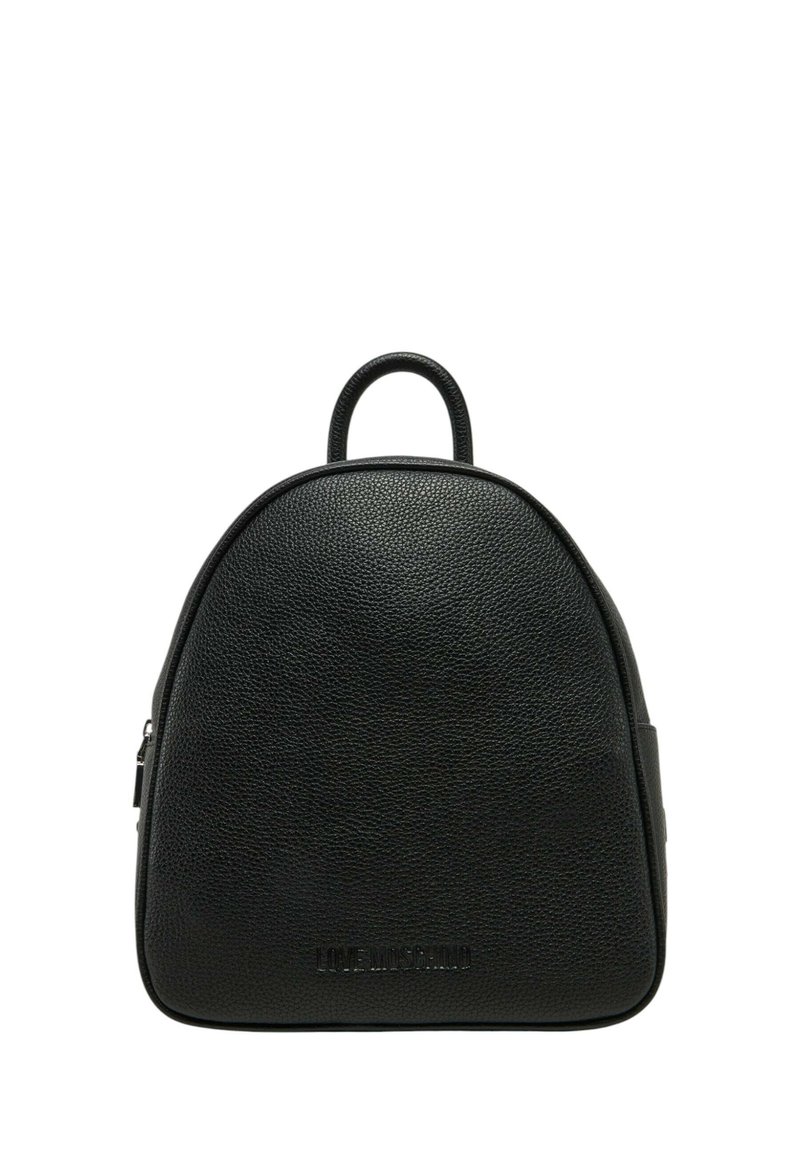 Zaino in pelle nera con forma arrotondata, superficie testurizzata, manico superiore e un accento di branding sulla parte anteriore. Chiusura a zip.