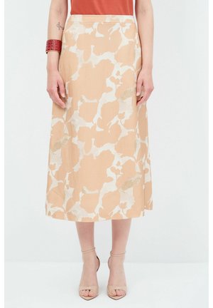 Beige Midi-Rock mit abstrakten weißen und hellbraunen Mustern, der eine figurbetonte Taille und ein leicht ausgestellt Design aufweist, gefertigt aus einem strukturierten Stoff.