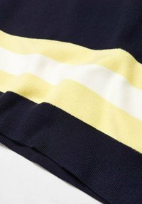 Bavlněný pletený svetr s námořnickým podkladem, který má vodorovné pruhy v žluté a bílé barvě. Ribbed lem a hladká textura.