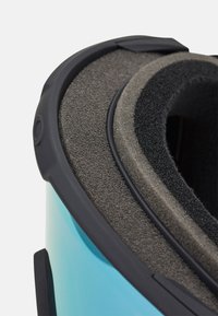 Close-up van de binnenrand van een helm, met een gladde, glanzende blauwe buitenkant, zwart rubberen afwerking en grijze schuimvulling voor comfort.